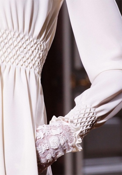 Tinh xảo họa tiết ren