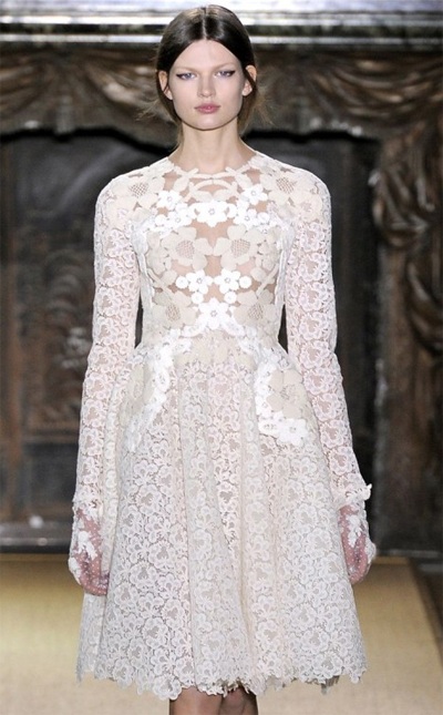 Tinh xảo họa tiết ren