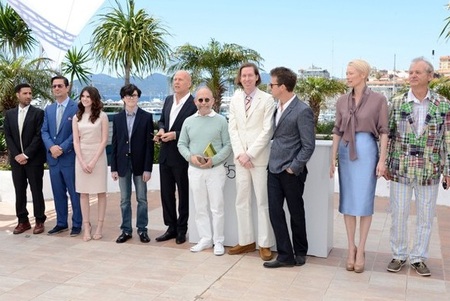 Bruce Willis trẻ hơn tuổi khi xuất hiện tại LHP Cannes