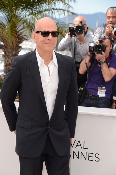 Bruce Willis trẻ hơn tuổi khi xuất hiện tại LHP Cannes