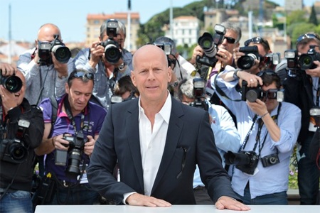 Bruce Willis trẻ hơn tuổi khi xuất hiện tại LHP Cannes