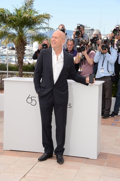 Bruce Willis trẻ hơn tuổi khi xuất hiện tại LHP Cannes