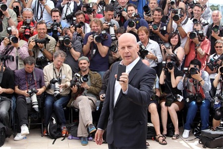 Bruce Willis trẻ hơn tuổi khi xuất hiện tại LHP Cannes