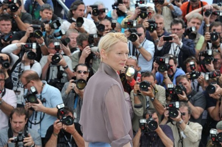 Bruce Willis trẻ hơn tuổi khi xuất hiện tại LHP Cannes