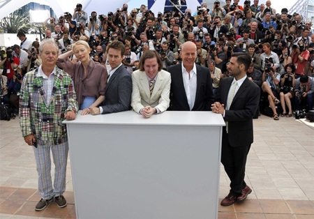 Bruce Willis trẻ hơn tuổi khi xuất hiện tại LHP Cannes