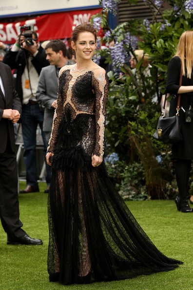 Cận cảnh vẻ trong sáng của người đẹp phim Chạng vạng