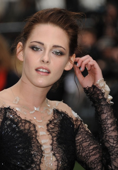 Cận cảnh vẻ trong sáng của người đẹp phim Chạng vạng