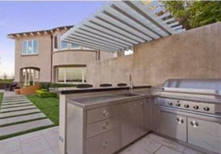 Ngắm dinh thự lung linh của “Vua bọ cạp”