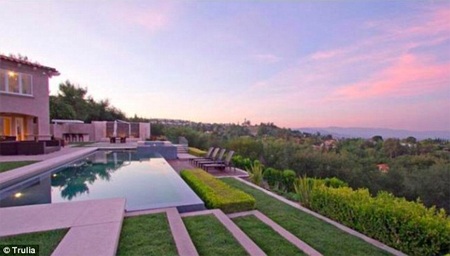 Ngắm dinh thự lung linh của “Vua bọ cạp”