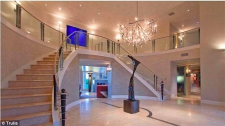 Ngắm dinh thự lung linh của “Vua bọ cạp”