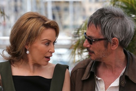 Lộ hàng loạt nếp nhăn, diva Úc vẫn cười tươi tại Cannes