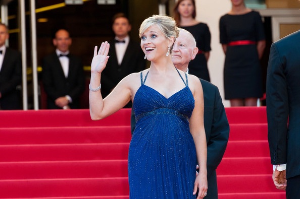 Bà bầu Reese Witherspoon duyên dáng trên thảm đỏ