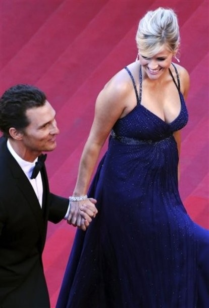 Bà bầu Reese Witherspoon duyên dáng trên thảm đỏ