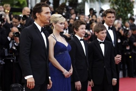 Bà bầu Reese Witherspoon duyên dáng trên thảm đỏ