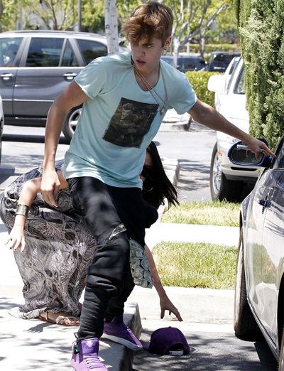 Justin Bieber bị cáo buộc đánh thợ săn ảnh