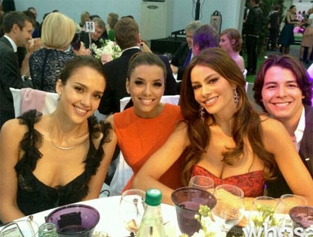 Vòng quanh thế giới giải trí ngày 30/5 - 4