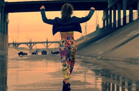 Cheryl Cole khoe thân hình cực hot trong MV mới - 3 Cheryl Cole khoe thân hình cực hot trong MV mới