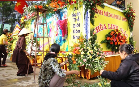 Nhiều hoạt động văn hóa văn nghệ cúng dường Phật đản - 2 Nhiều hoạt động văn hóa văn nghệ cúng dường Phật đản