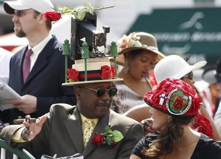 Những chiếc mũ ấn tượng tại ngày hội đua ngựa ở Kentucky - 14 Những chiếc mũ ấn tượng tại ngày hội đua ngựa ở Kentucky