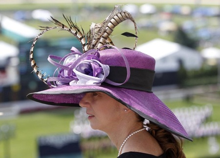 Những chiếc mũ ấn tượng tại ngày hội đua ngựa ở Kentucky - 18 Những chiếc mũ ấn tượng tại ngày hội đua ngựa ở Kentucky