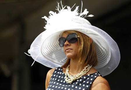 Những chiếc mũ ấn tượng tại ngày hội đua ngựa ở Kentucky - 20 Những chiếc mũ ấn tượng tại ngày hội đua ngựa ở Kentucky