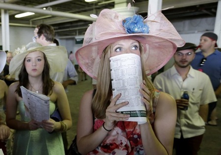 Những chiếc mũ ấn tượng tại ngày hội đua ngựa ở Kentucky - 25 Những chiếc mũ ấn tượng tại ngày hội đua ngựa ở Kentucky