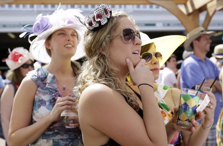 Những chiếc mũ ấn tượng tại ngày hội đua ngựa ở Kentucky - 26 Những chiếc mũ ấn tượng tại ngày hội đua ngựa ở Kentucky