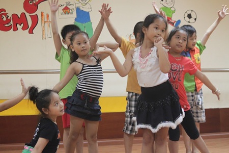 Gia Linh chuẩn bị cho tiết mục cùng đội phụ họa cực khủng