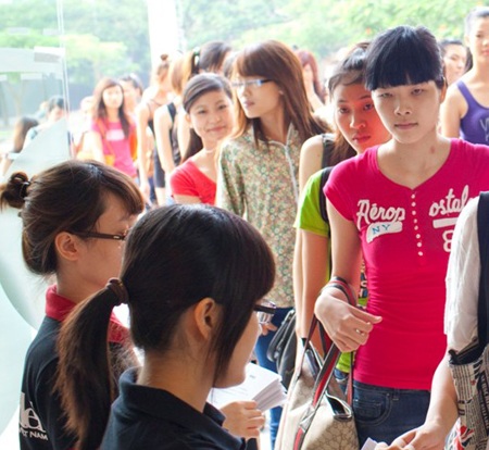 Thí sinh Top Model “bật lại” Xuân Lan ngay tập đầu tiên - 2 Như Quỳnh lúc nhận hồ sơ đăng ký