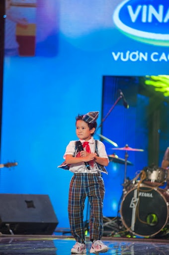 Nhật Tiến trở thành Quán quân Đồ Rê Mí 2012 - 4 Nhật Tiến gây xúc động với Gặp mẹ trong mơ