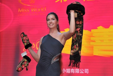 Hình ảnh đẹp trong buổi đấu giá từ thiện của mỹ nhân HHTG - 7 Hoa hậu Nga