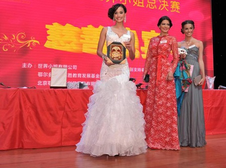 Hình ảnh đẹp trong buổi đấu giá từ thiện của mỹ nhân HHTG - 14 HH Peru (váy trắng)