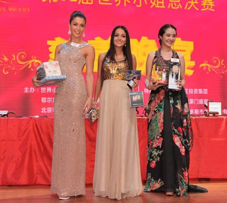 Hình ảnh đẹp trong buổi đấu giá từ thiện của mỹ nhân HHTG - 16 Các Hoa hậu lần lượt giới thiệu những vật phẩm đặc biệt của họ