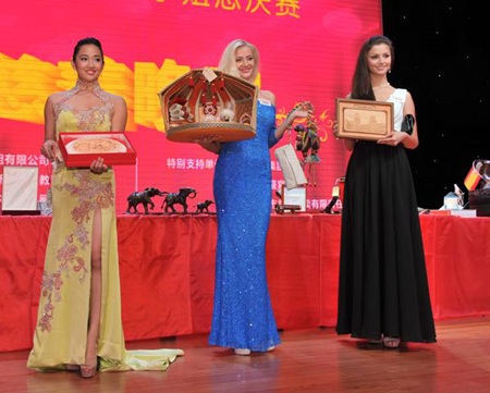 Hình ảnh đẹp trong buổi đấu giá từ thiện của mỹ nhân HHTG - 18 Các Hoa hậu lần lượt giới thiệu những vật phẩm đặc biệt của họ