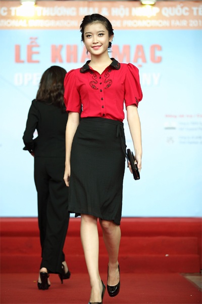 Duyên dáng đón thu - 12 NTK Hoài Nam nhận hoa chúc mừng sau buổi ra mắt BST mới.