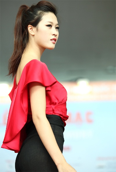 Duyên dáng đón thu - 14 NTK Hoài Nam nhận hoa chúc mừng sau buổi ra mắt BST mới.