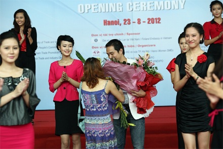 Duyên dáng đón thu - 15 NTK Hoài Nam nhận hoa chúc mừng sau buổi ra mắt BST mới.