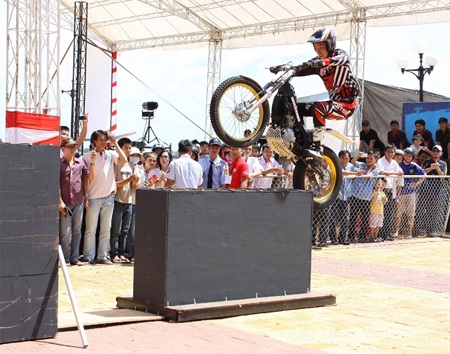 Hà Hồ, V-music “Sống đam mê, dám thể hiện” - 2 Nữ giám khảo The Voice diễn hết mình trên sân khấu Be U 2012