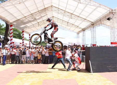 Hà Hồ, V-music “Sống đam mê, dám thể hiện” - 3 Nữ giám khảo The Voice diễn hết mình trên sân khấu Be U 2012