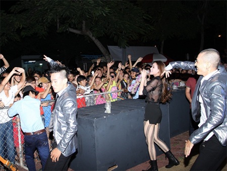 Hà Hồ, V-music “Sống đam mê, dám thể hiện” - 4 Sự thân thiện gần gũi của Hà Hồ khiến đám đông khán giả háo hứng cổ vũ