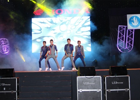 Hà Hồ, V-music “Sống đam mê, dám thể hiện” - 5 V-music mang đến một bầu không khí sôi động không kém với những “hit” mới nhất của mình