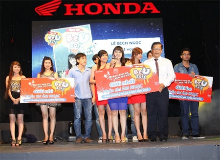 Hà Hồ, V-music “Sống đam mê, dám thể hiện” - 8 Đông Nhi ăn mặc đơn giản, trẻ trung, biễu diễn hết mình cho khán giả Cần Thơ