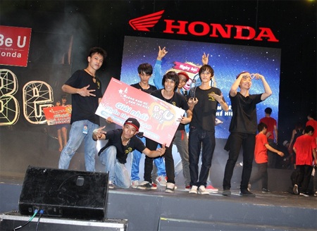 Hà Hồ, V-music “Sống đam mê, dám thể hiện” - 9 Đông Nhi ăn mặc đơn giản, trẻ trung, biễu diễn hết mình cho khán giả Cần Thơ