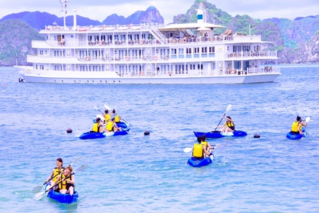 Chèo thuyền không đơn giản chút nào, Thiên Trang và Kha Mỹ Vân đã bị lật thuyền!?