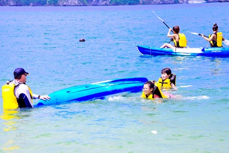 Chèo thuyền không đơn giản chút nào, Thiên Trang và Kha Mỹ Vân đã bị lật thuyền!?