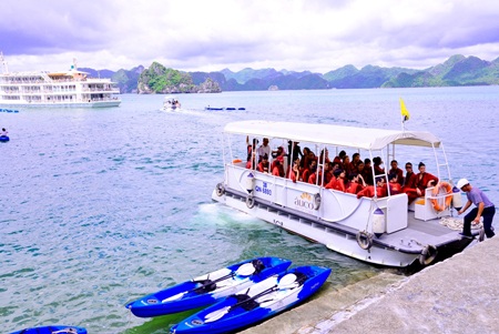 Các thí sinh di chuyển đến khu vực chèo thuyền Kayak