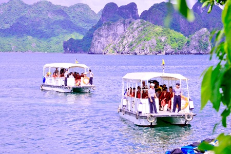 Các thí sinh di chuyển đến khu vực chèo thuyền Kayak