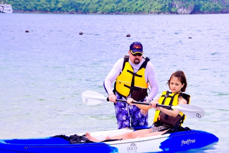 Các thí sinh di chuyển đến khu vực chèo thuyền Kayak