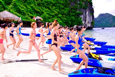 Các thí sinh di chuyển đến khu vực chèo thuyền Kayak