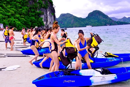 Các thí sinh di chuyển đến khu vực chèo thuyền Kayak